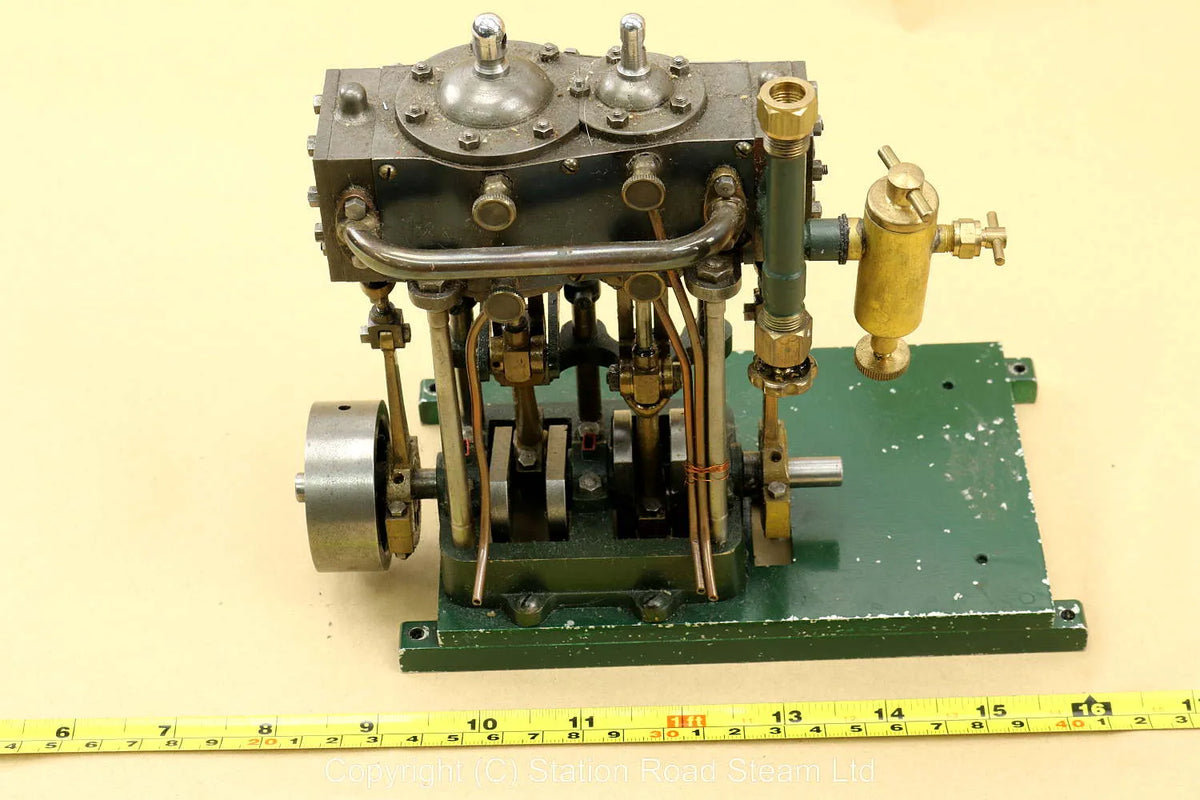 Compound twin engine with displacement lubricator