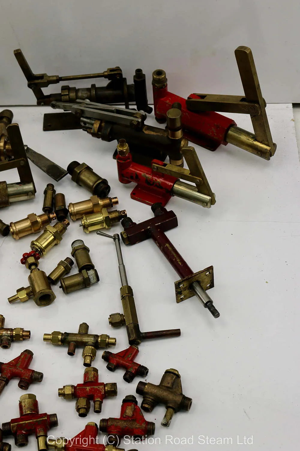 Large lot of injectors, safety valves, gauges, pumps etc