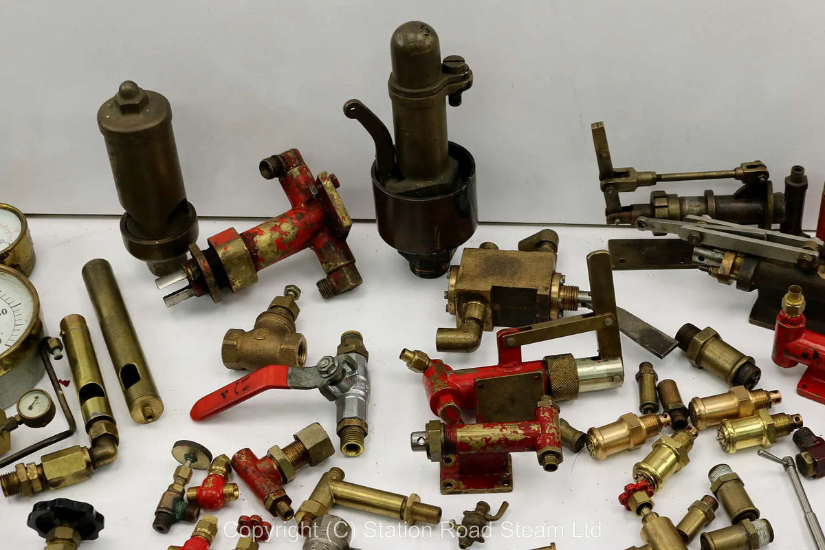 Large lot of injectors, safety valves, gauges, pumps etc