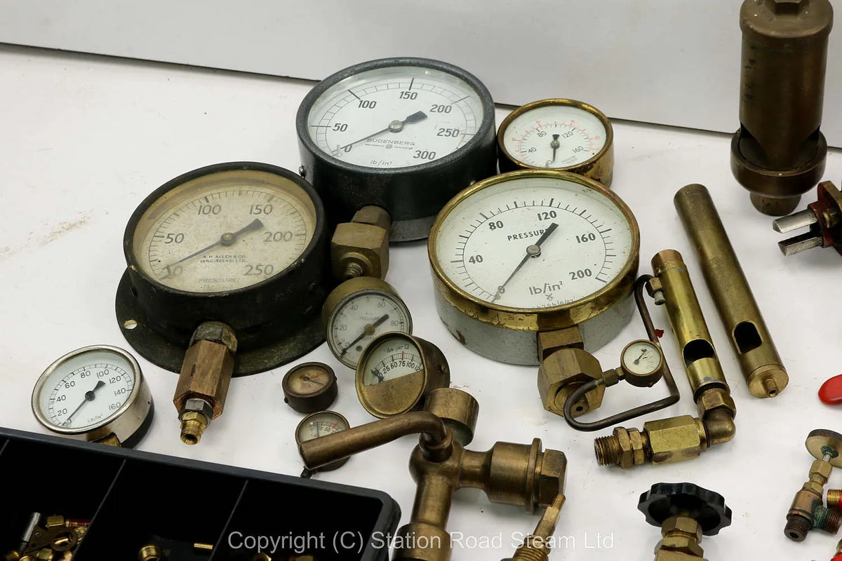 Large lot of injectors, safety valves, gauges, pumps etc
