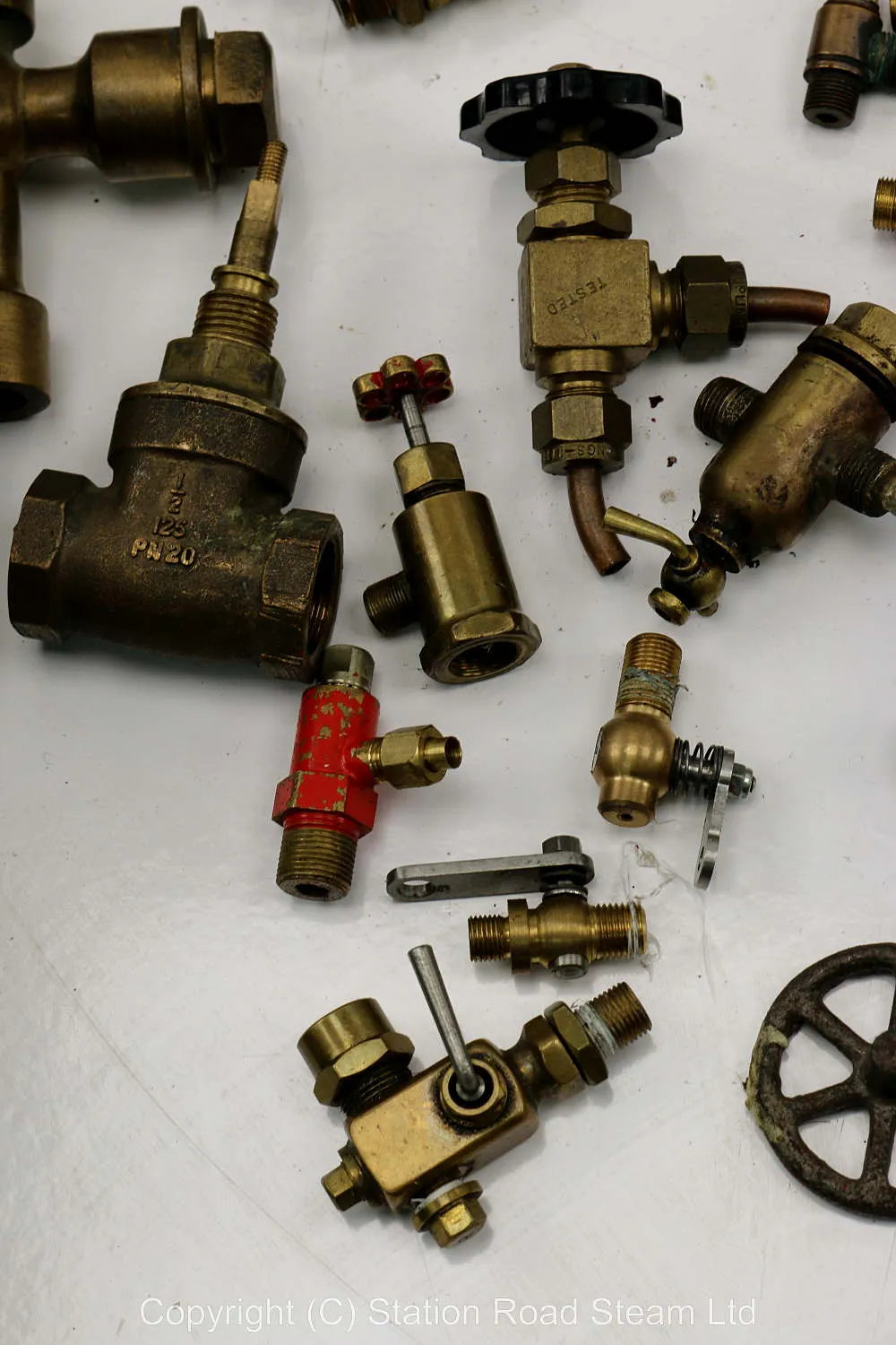 Large lot of injectors, safety valves, gauges, pumps etc