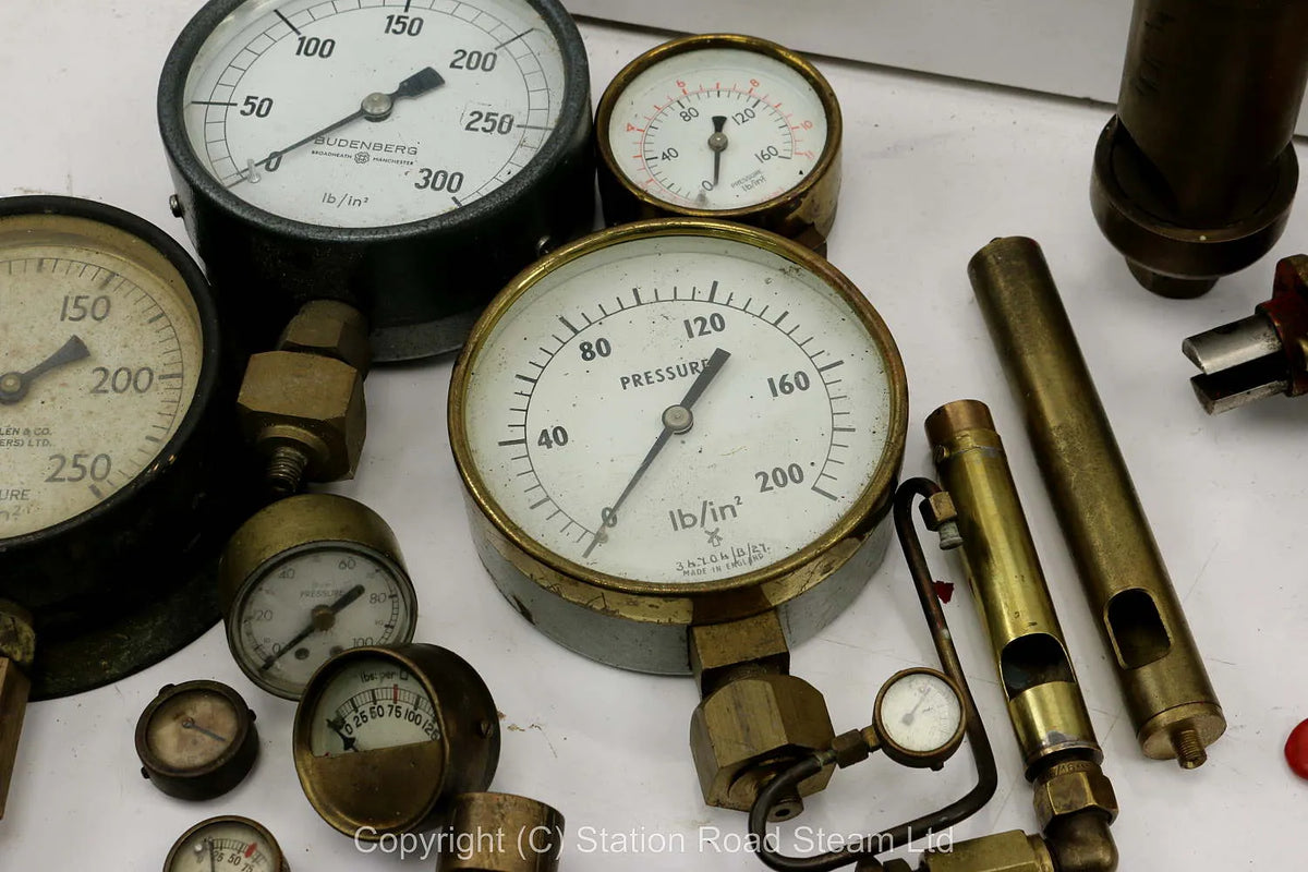 Large lot of injectors, safety valves, gauges, pumps etc