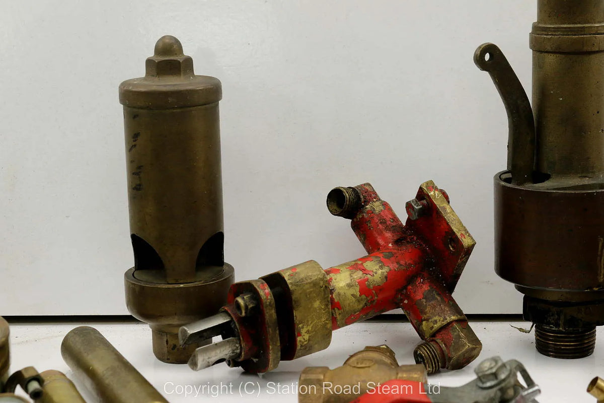 Large lot of injectors, safety valves, gauges, pumps etc