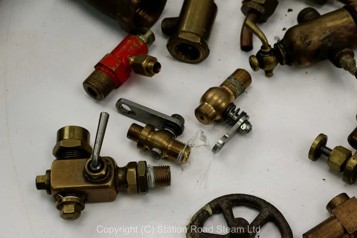 Large lot of injectors, safety valves, gauges, pumps etc