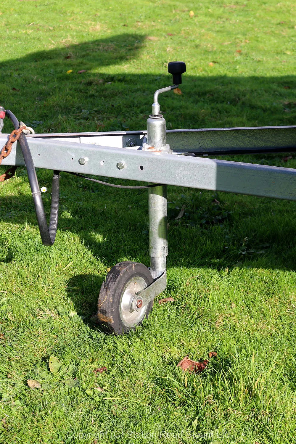 Commercial box trailer with tilt roof