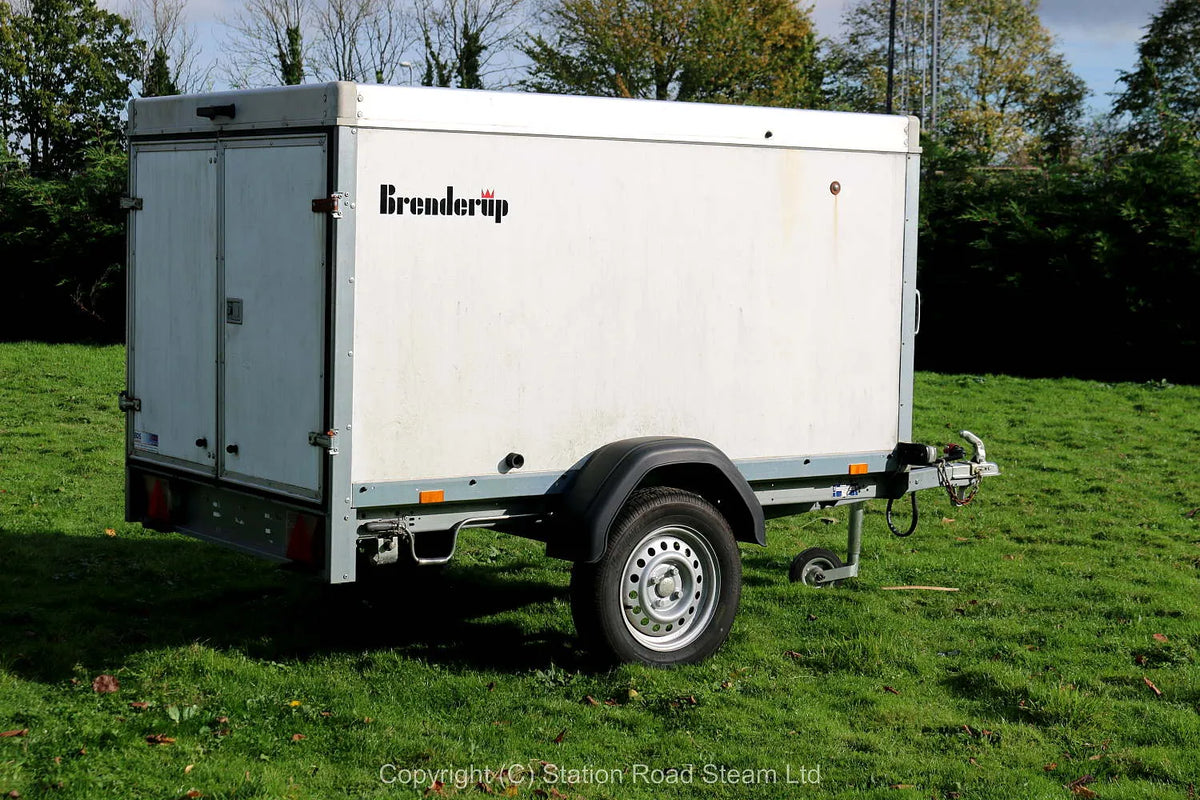 Commercial box trailer with tilt roof