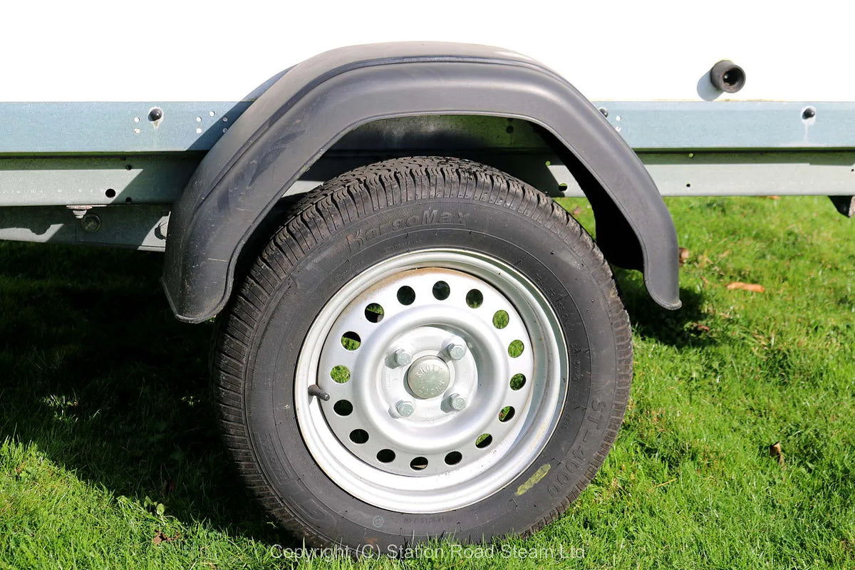 Commercial box trailer with tilt roof