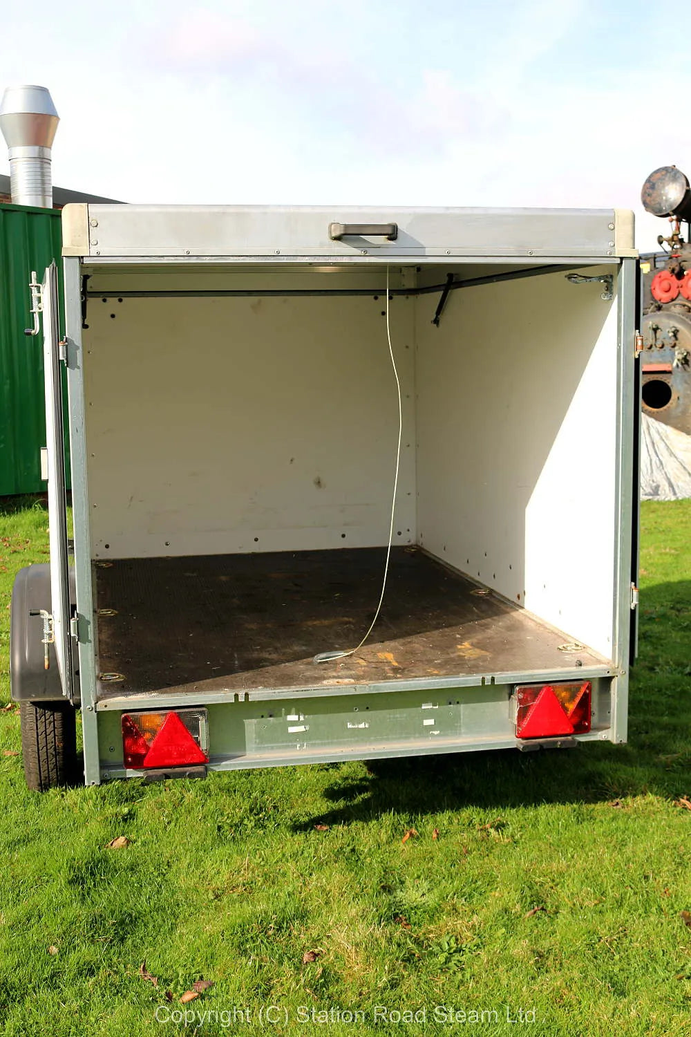 Commercial box trailer with tilt roof
