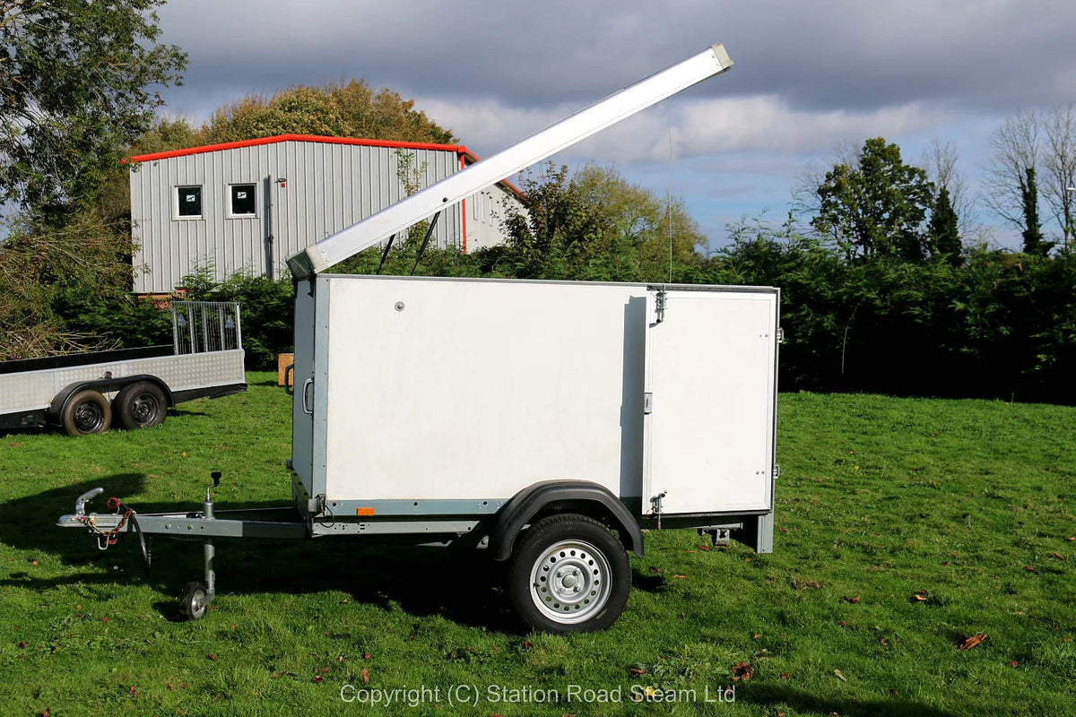 Commercial box trailer with tilt roof