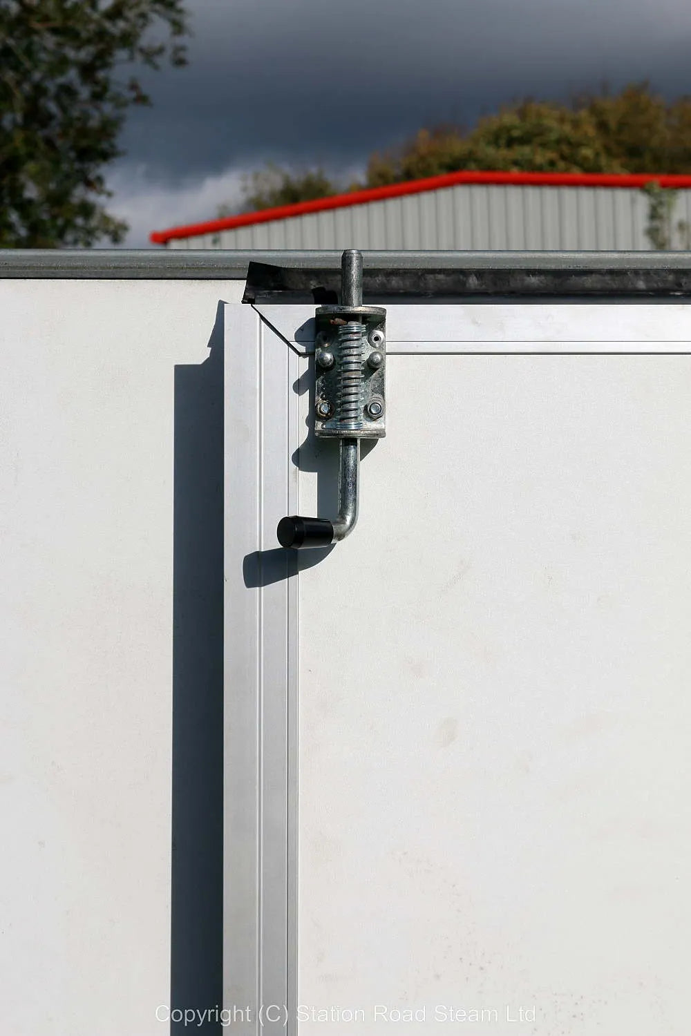 Commercial box trailer with tilt roof