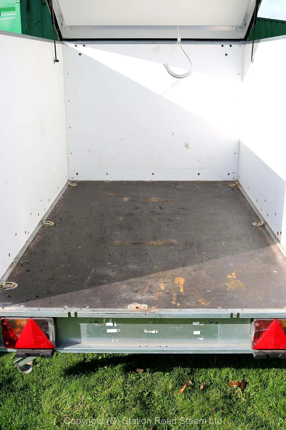 Commercial box trailer with tilt roof