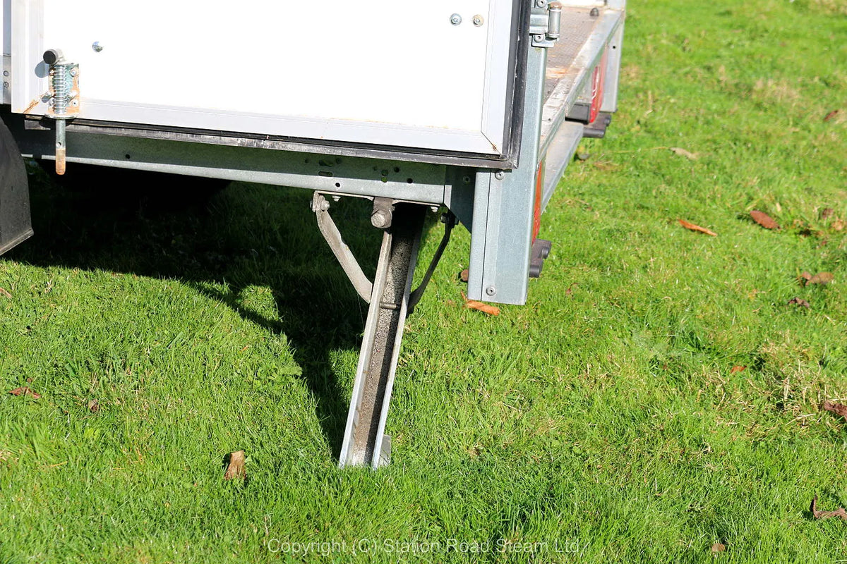 Commercial box trailer with tilt roof