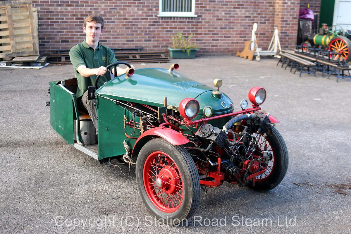 V-twin steam tricycle