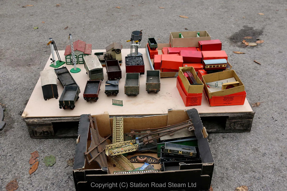 Wooden & tinplate wagons & accessories