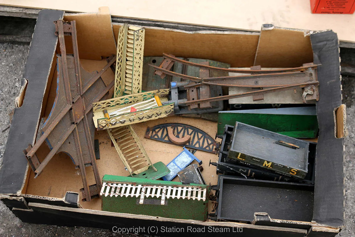 Wooden & tinplate wagons & accessories