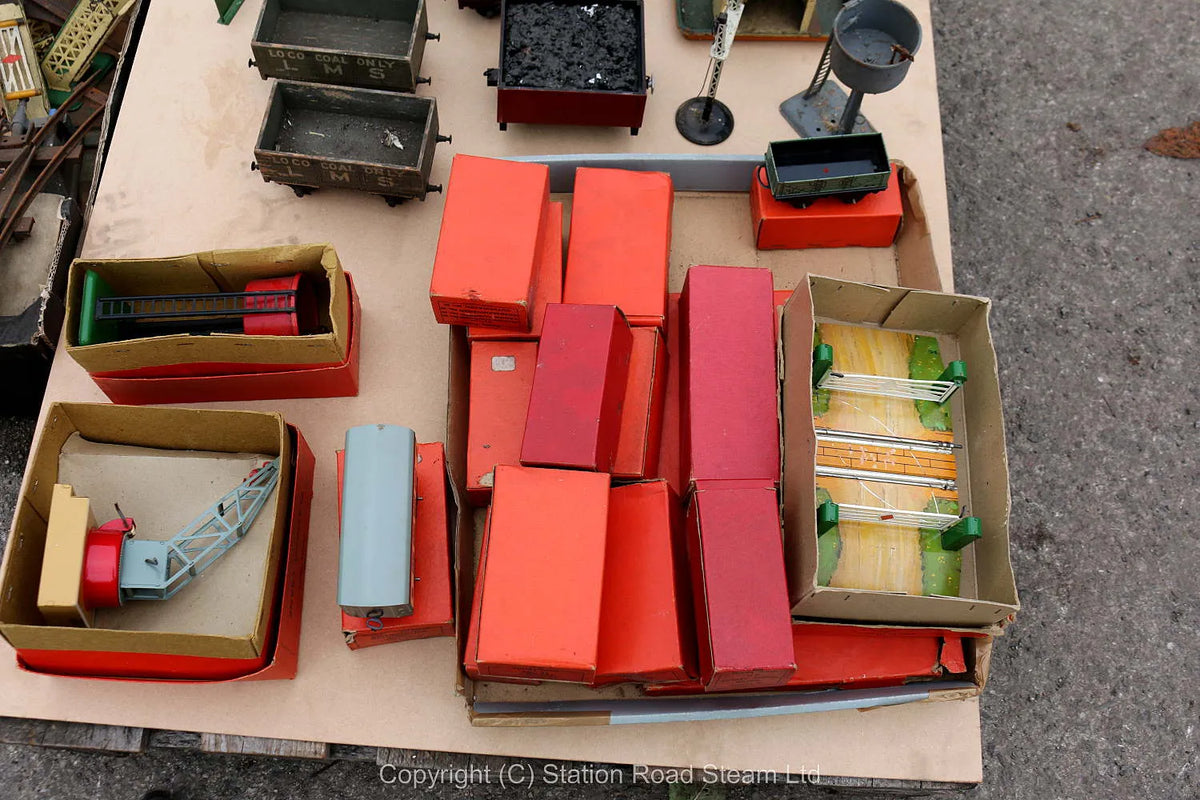 Wooden & tinplate wagons & accessories