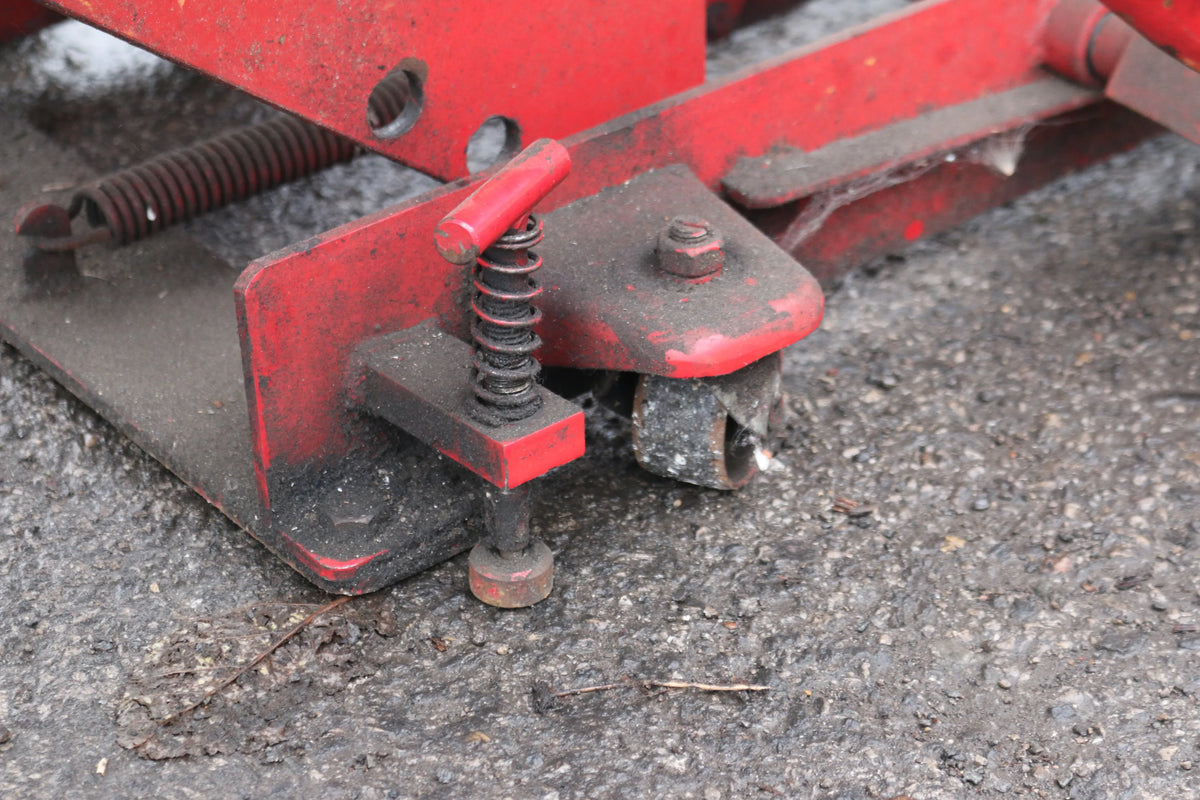 Hydraulic motorcycle lift bench