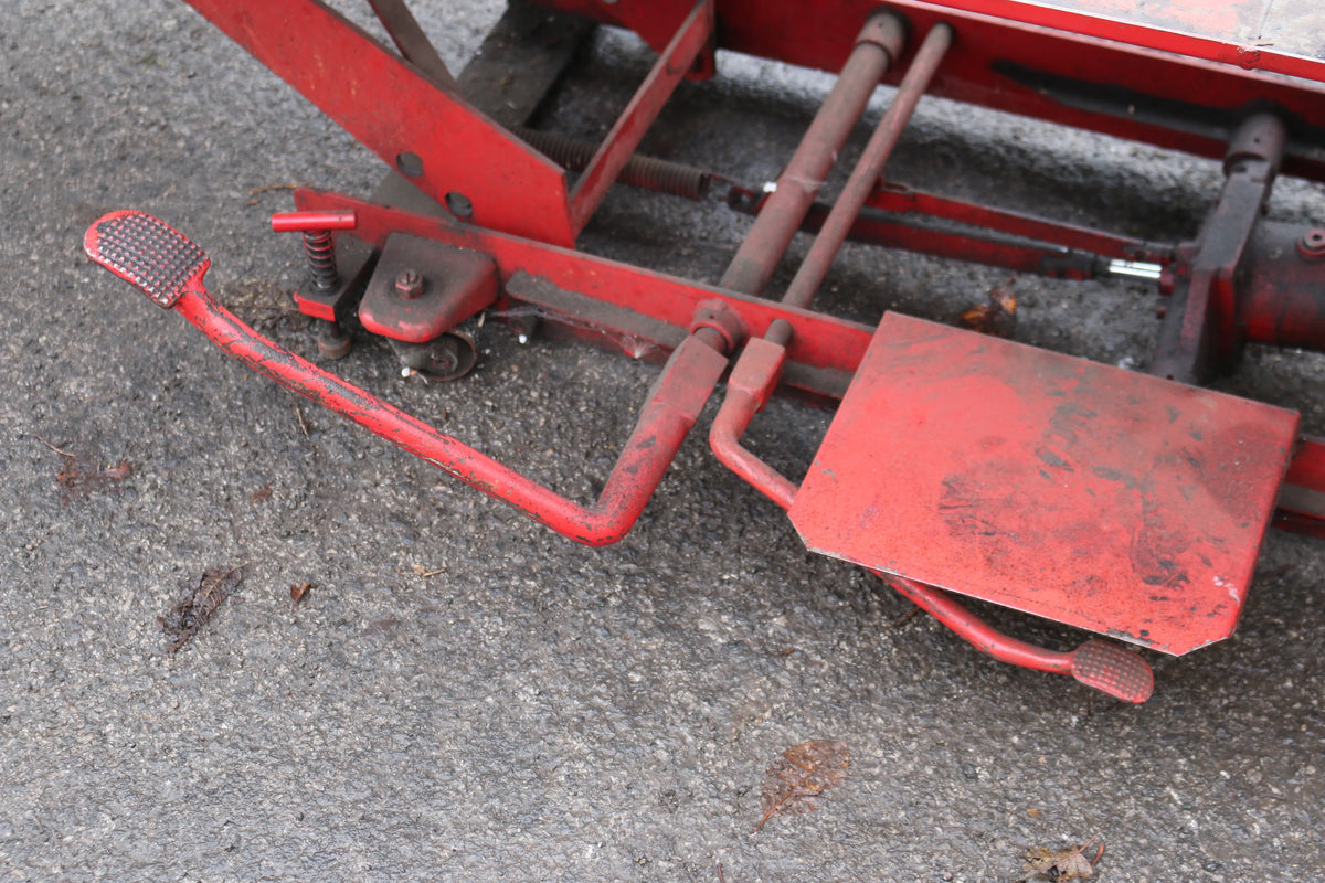 Hydraulic motorcycle lift bench