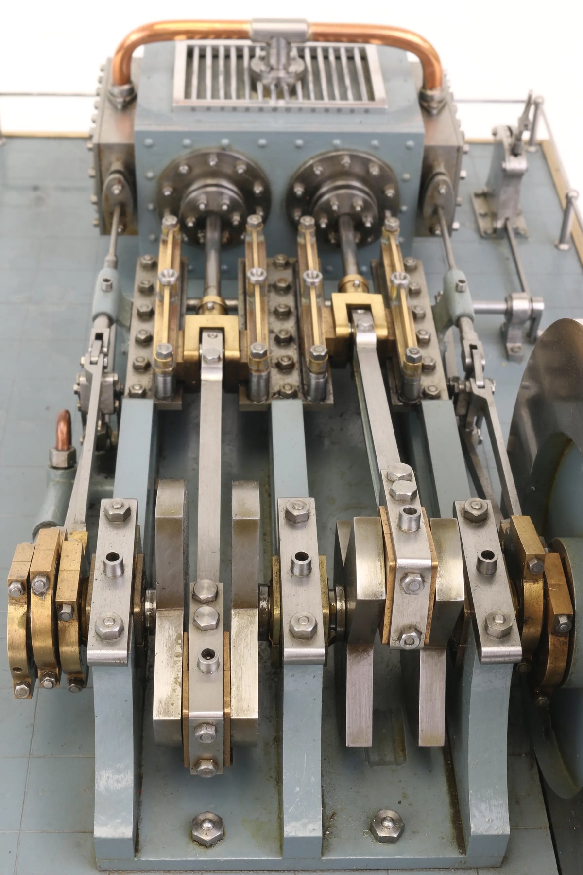 Horizontal twin mill engine with reversing gear