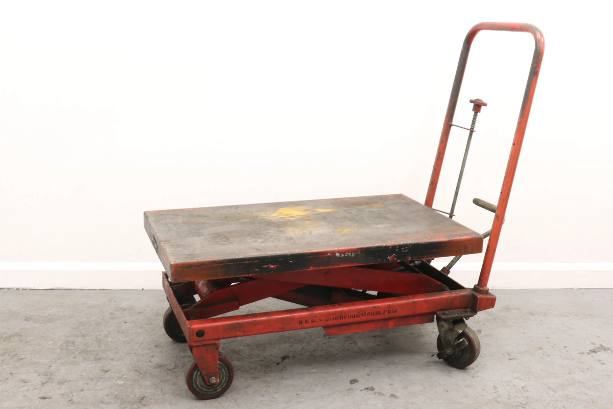 Hydraulic lift bench