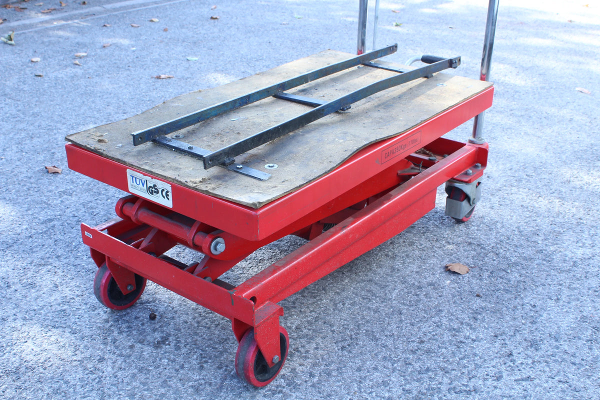 Hydraulic lift bench with 7 1/4 inch gauge rails