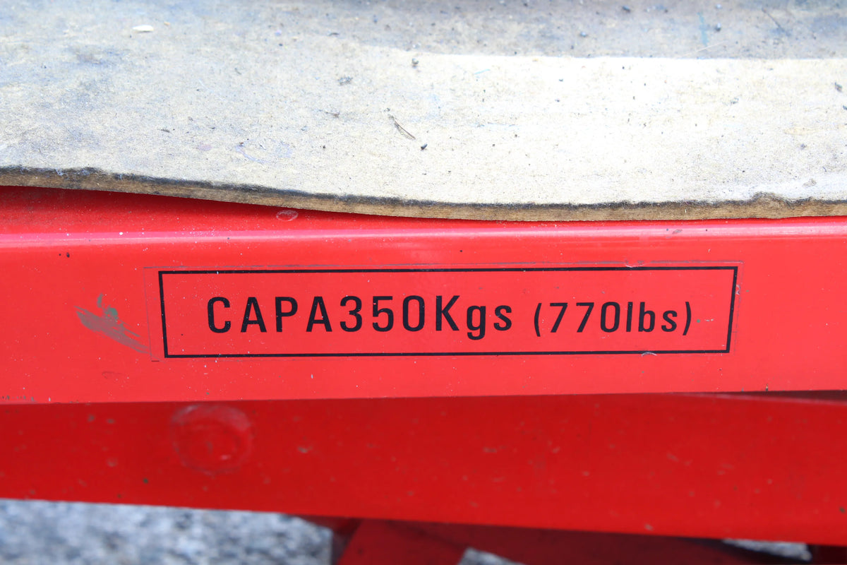 Hydraulic lift bench with 7 1/4 inch gauge rails