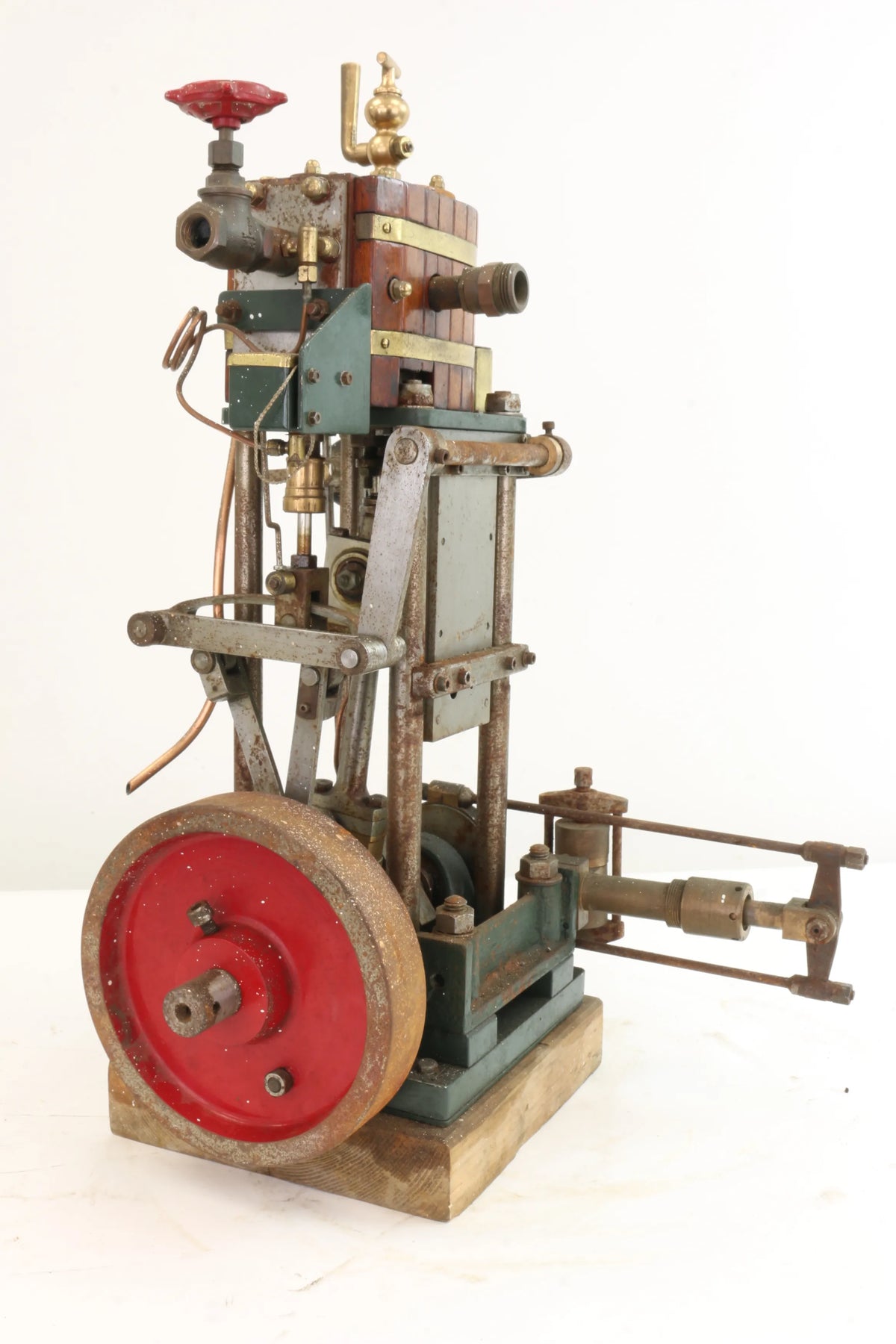 Large single-cylinder vertical engine with reversing gear