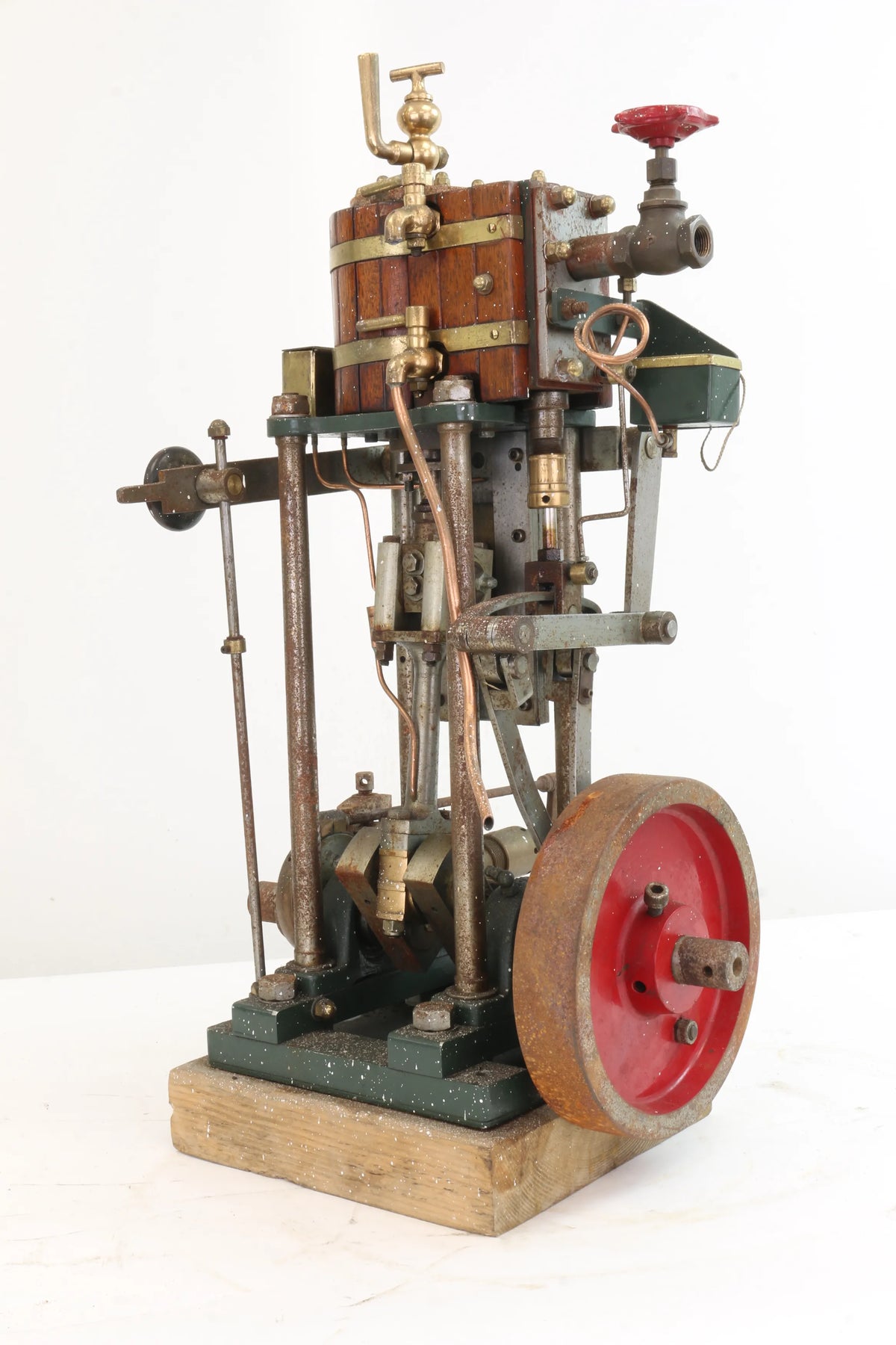 Large single-cylinder vertical engine with reversing gear