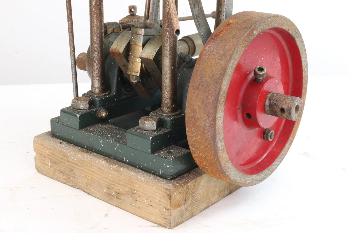Large single-cylinder vertical engine with reversing gear
