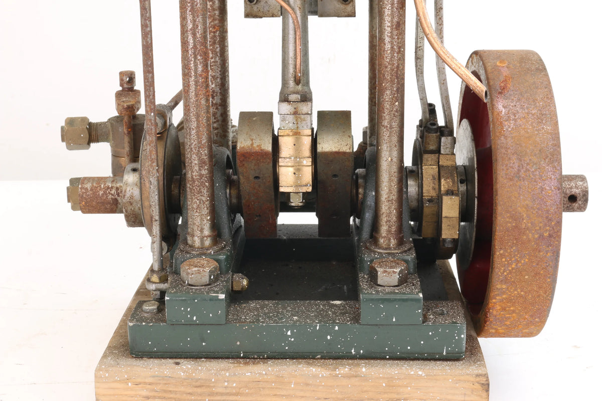 Large single-cylinder vertical engine with reversing gear