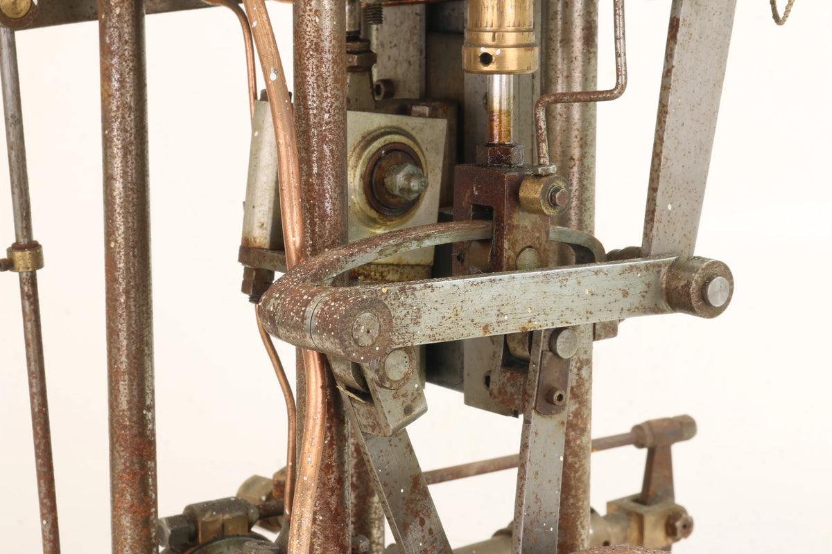 Large single-cylinder vertical engine with reversing gear