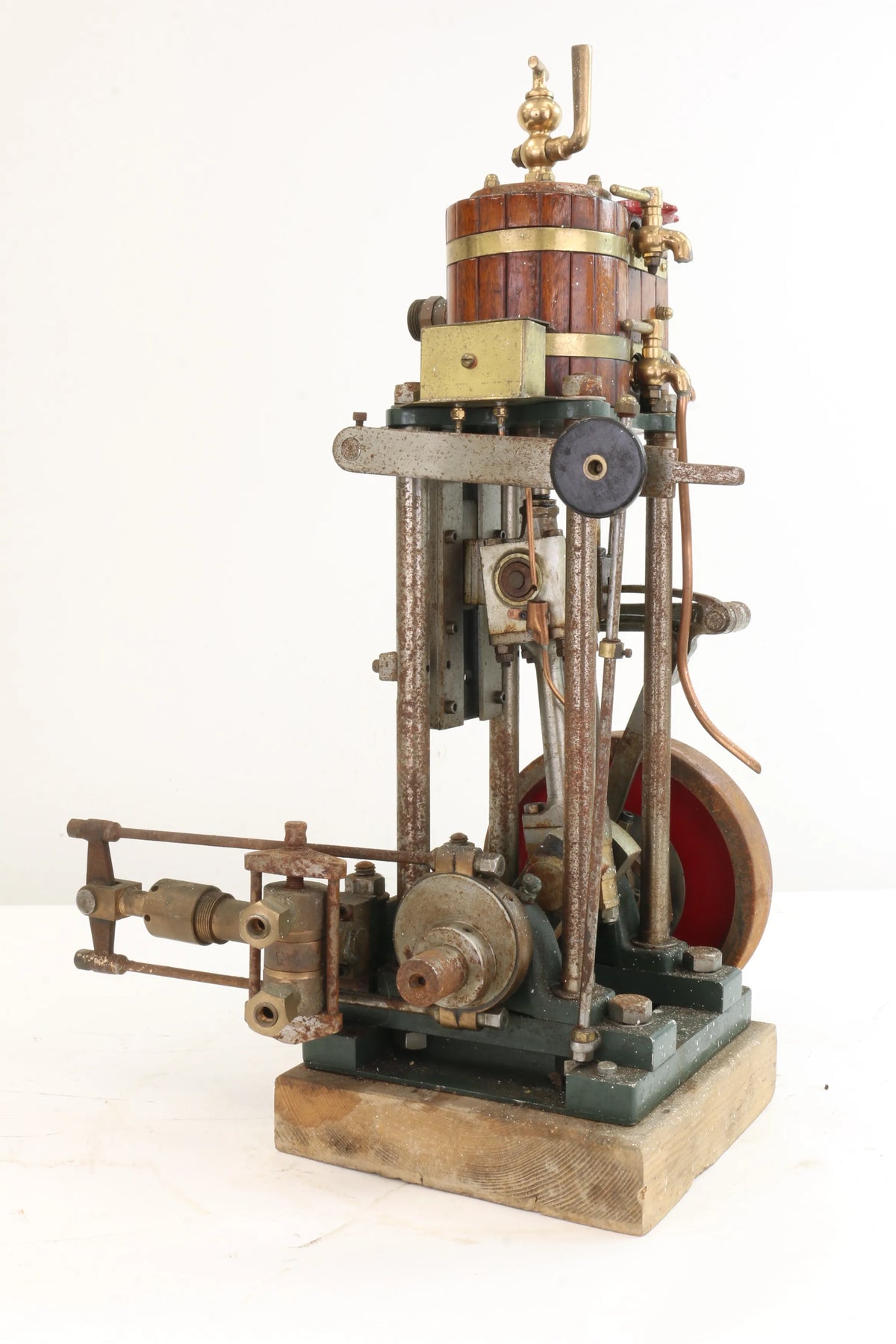 Large single-cylinder vertical engine with reversing gear