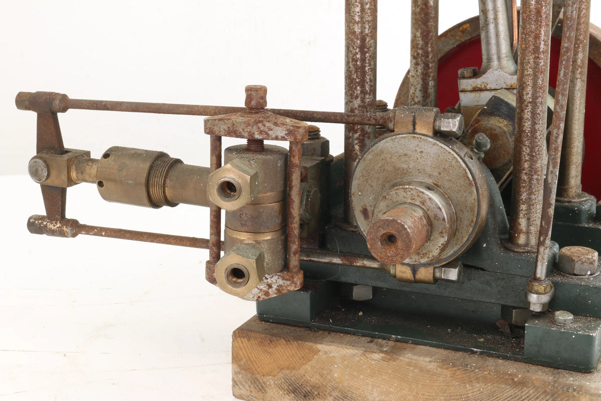 Large single-cylinder vertical engine with reversing gear