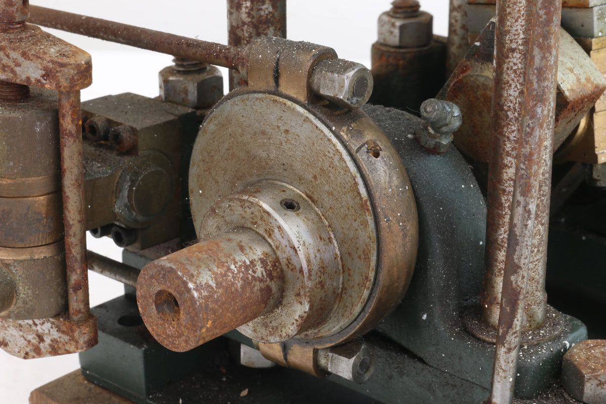 Large single-cylinder vertical engine with reversing gear