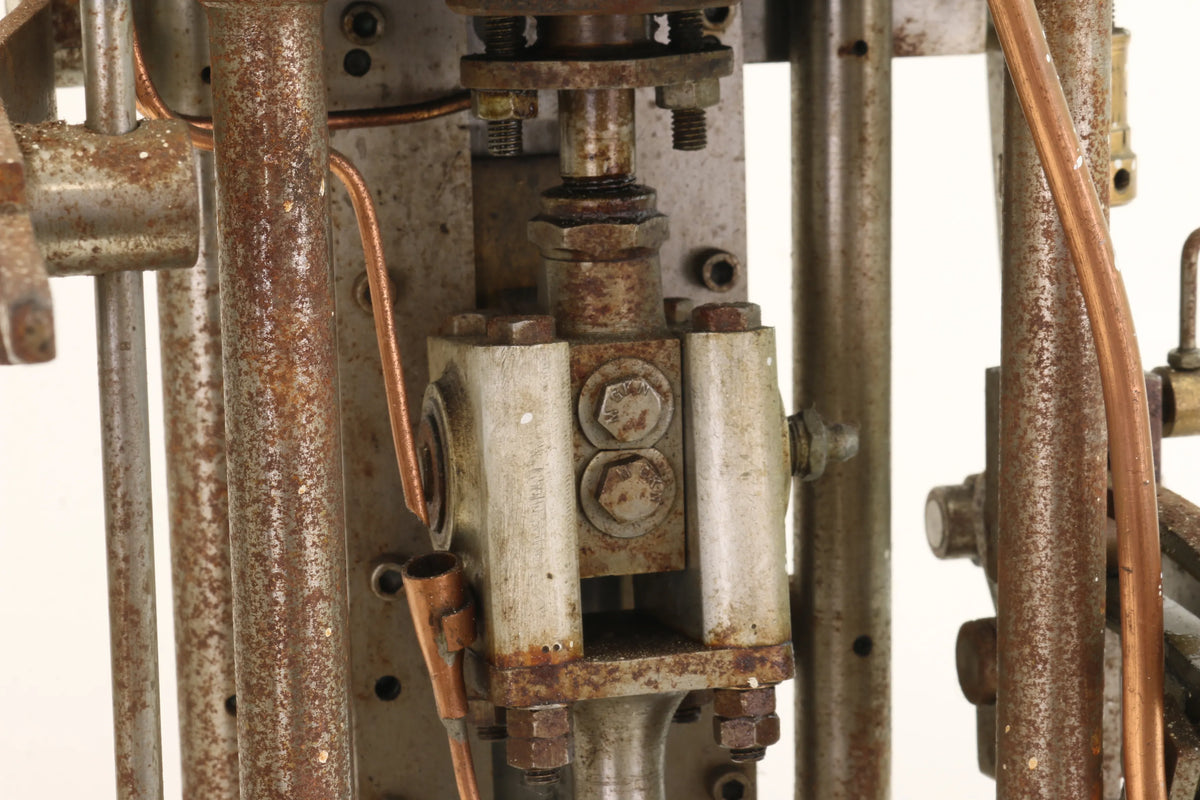Large single-cylinder vertical engine with reversing gear