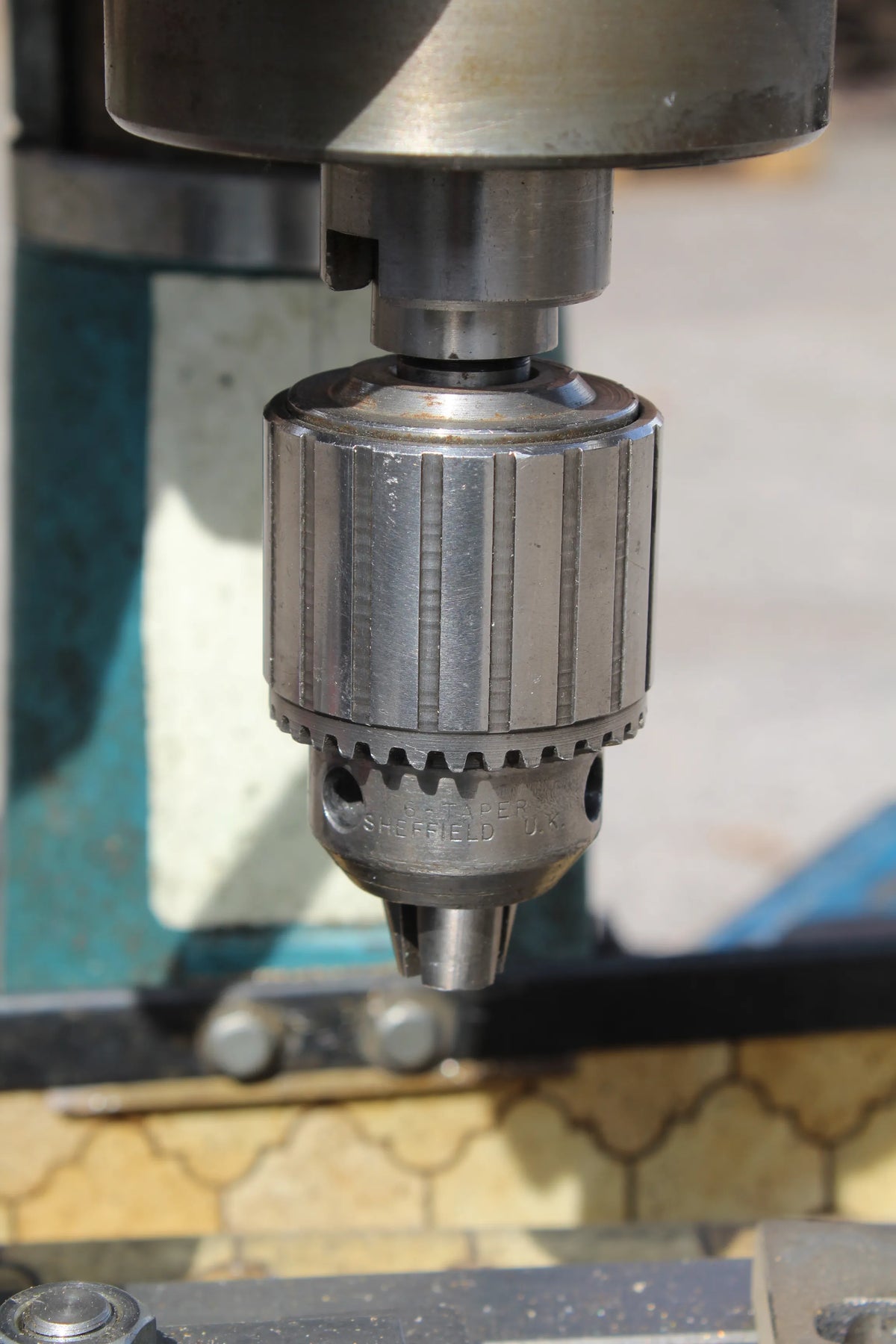 Heavy duty bench top milling machine with tooling