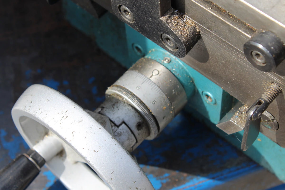 Heavy duty bench top milling machine with tooling