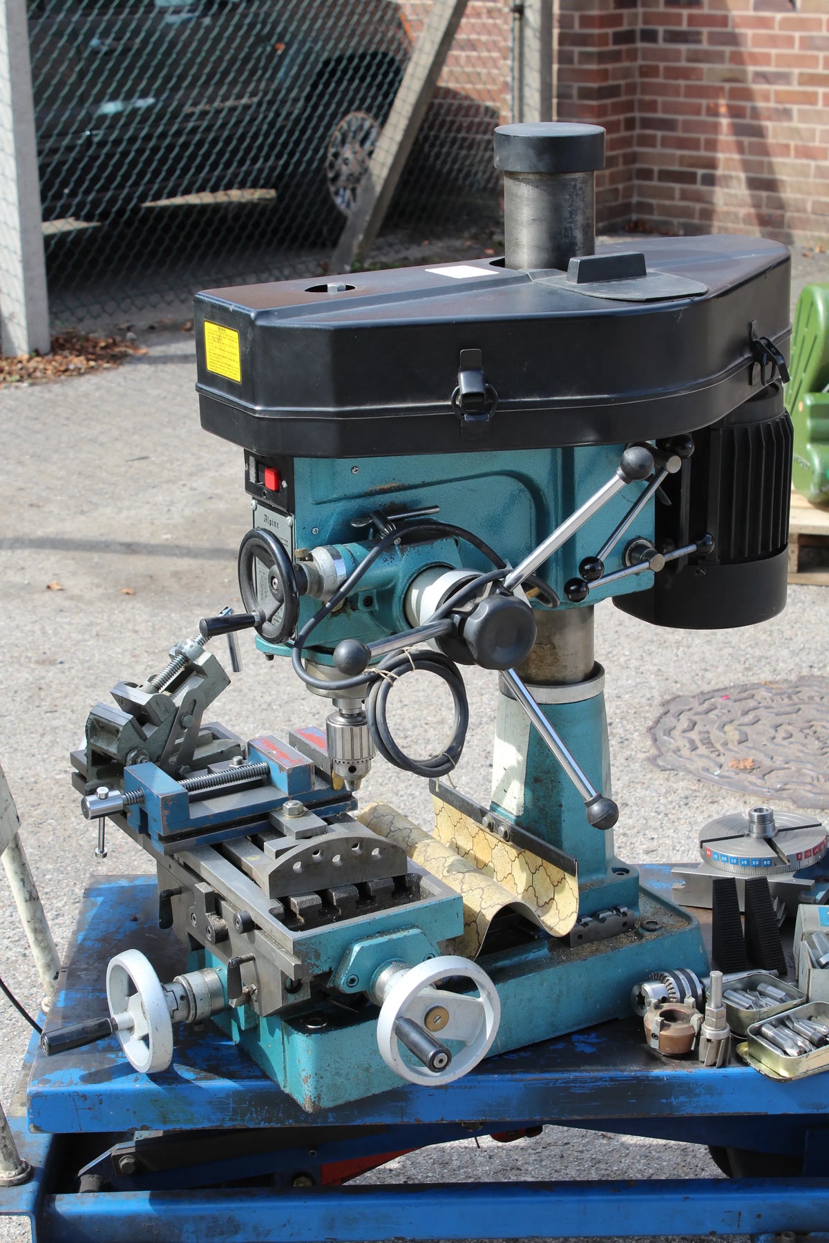 Heavy duty bench top milling machine with tooling