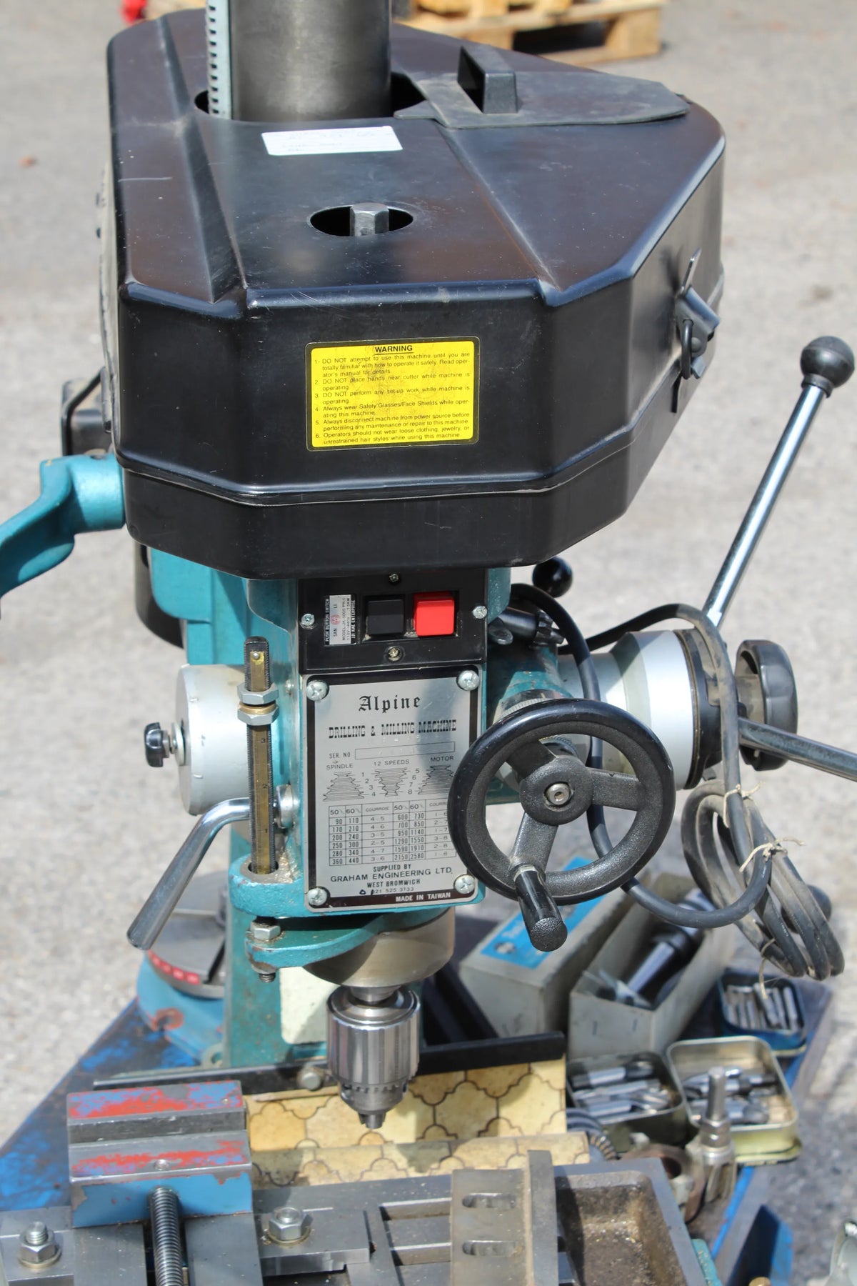 Heavy duty bench top milling machine with tooling