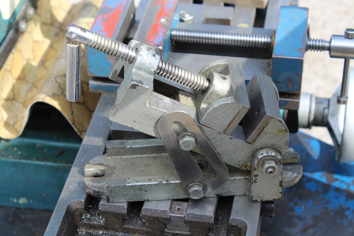 Heavy duty bench top milling machine with tooling