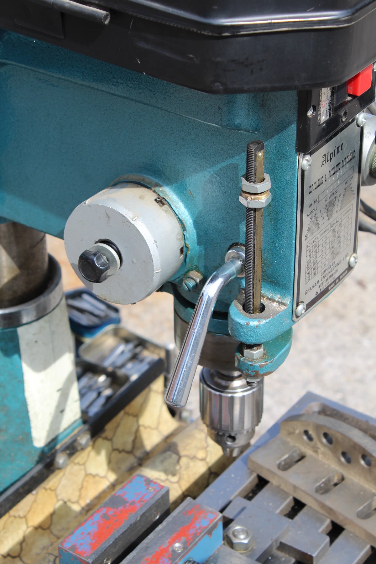 Heavy duty bench top milling machine with tooling