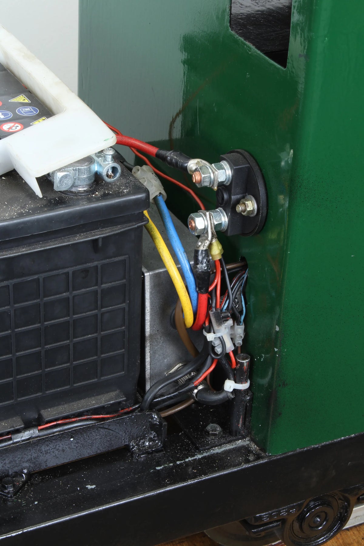 7 1/4 inch gauge battery-electric 0-4-0 with driving truck