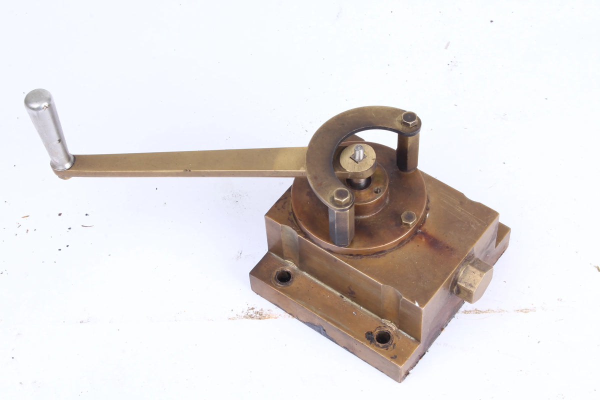 Narrow gauge backhead regulator assembly