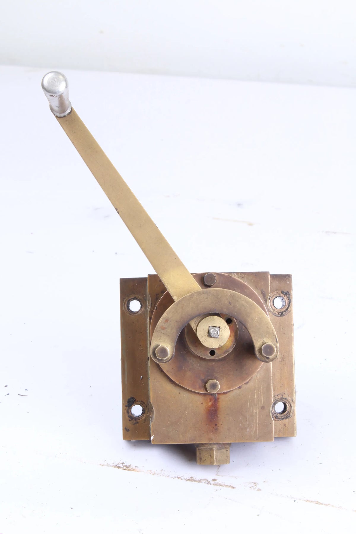 Narrow gauge backhead regulator assembly