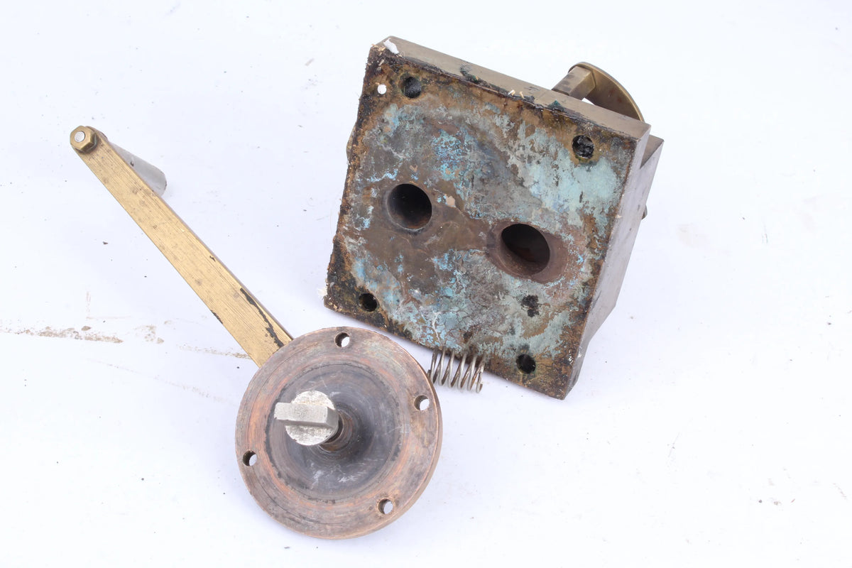 Narrow gauge backhead regulator assembly