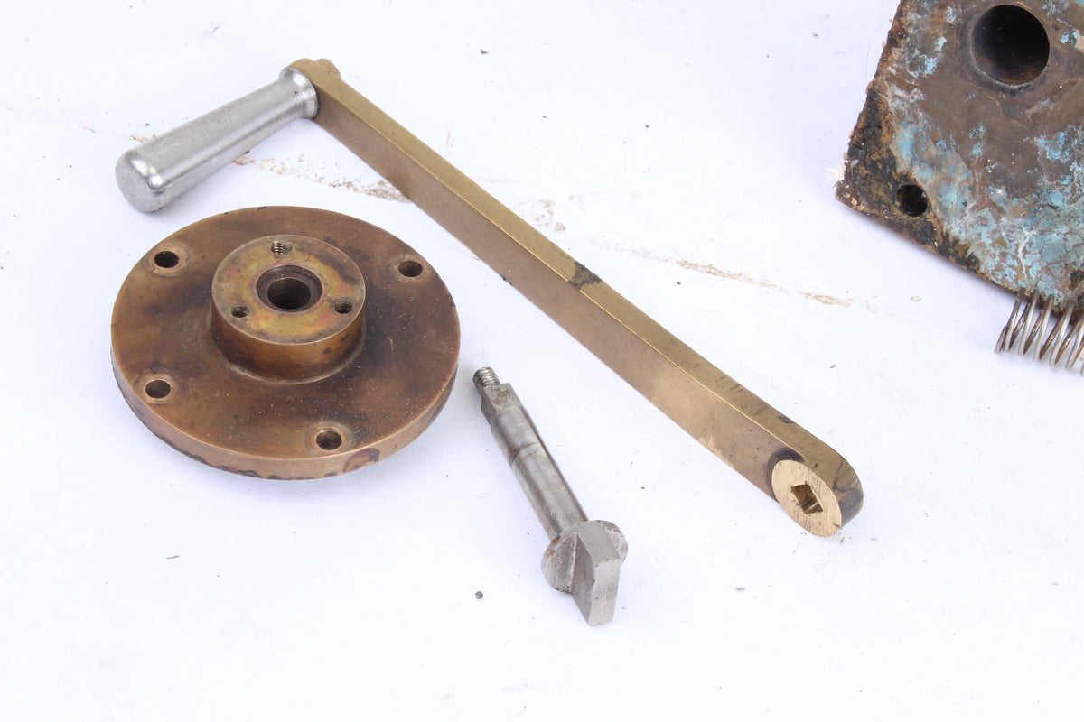 Narrow gauge backhead regulator assembly