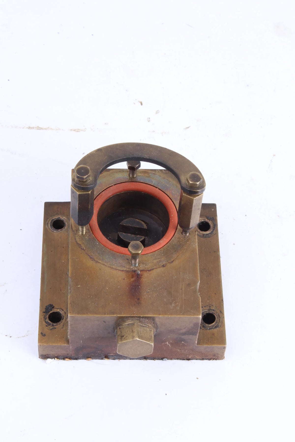 Narrow gauge backhead regulator assembly