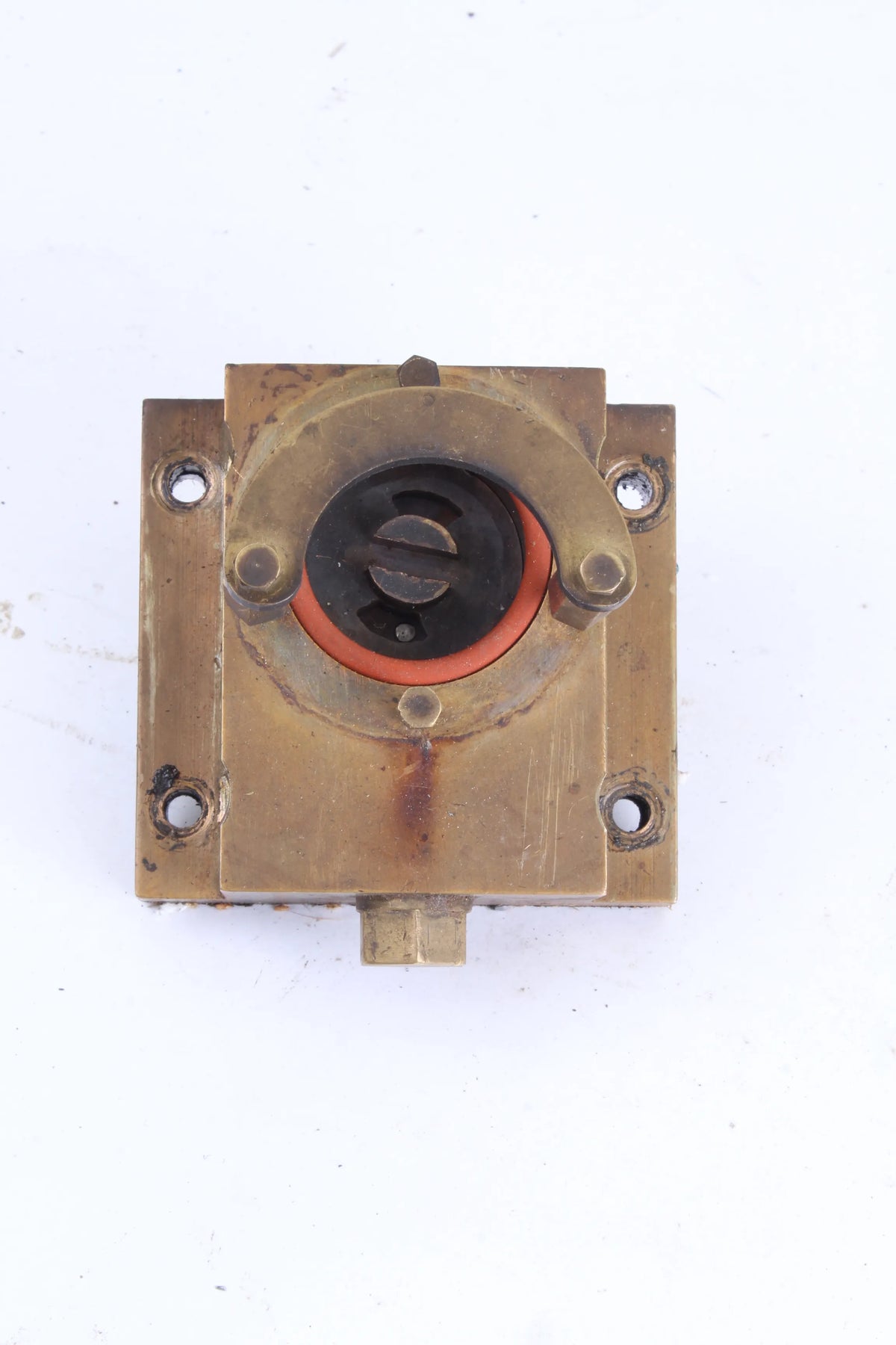Narrow gauge backhead regulator assembly