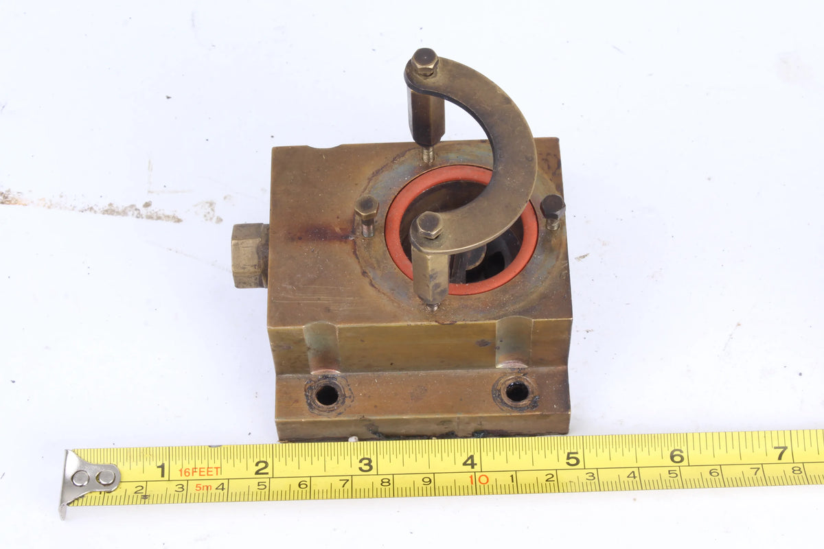 Narrow gauge backhead regulator assembly