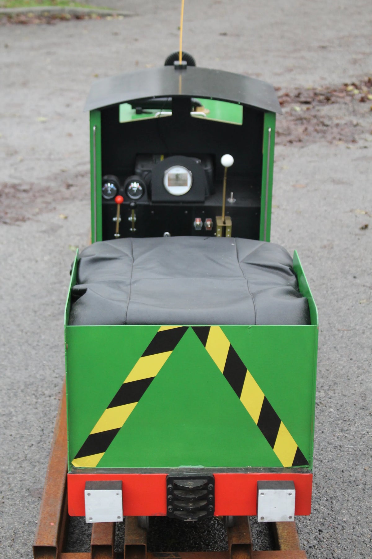 7 1/4 inch gauge petrol-hydraulic shunter with ride-in tender